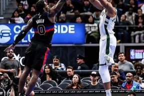 爱游戏-字母哥回归赛场，战术调整首场状态亮眼，TL观众沸腾！的简单介绍