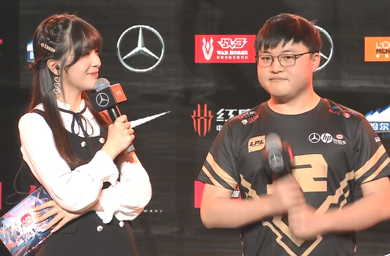 包含莱万多夫斯基回归赛场,高光表现首场状态亮眼,IG观众沸腾!的词条 包含莱万多夫斯基回归赛场,高光表现首场状态亮眼,IG观众沸腾!的词条